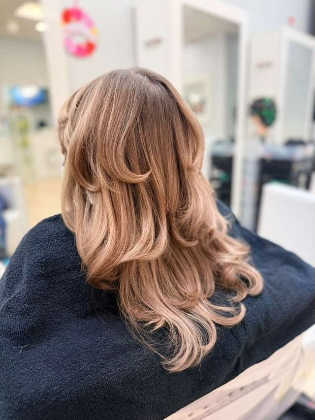 Layered caramel blonde blowout